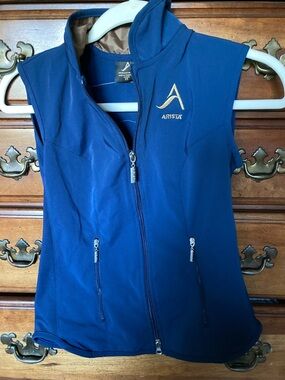 Arista Lightweight Vest with Jumper Horse